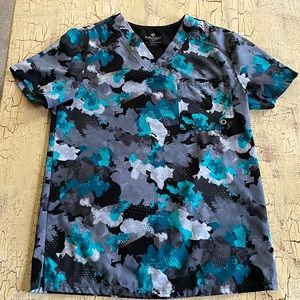 Men’s scrub shortsleeved top. Size S.Front pocket badge can be clipped on.